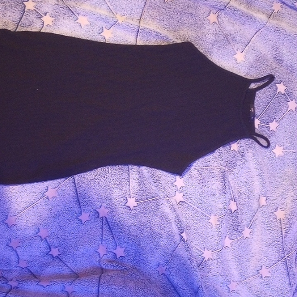 A black dress. It goes kinda close to the knees and it is kinda skinny fit. (L)